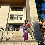 Sono laureata in lettere moderne alla Sapienza di Roma con il massimo dei voti. Offro ripetizioni di latino e italiano
